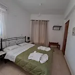 Nikos 公寓式酒店 Diafánion
